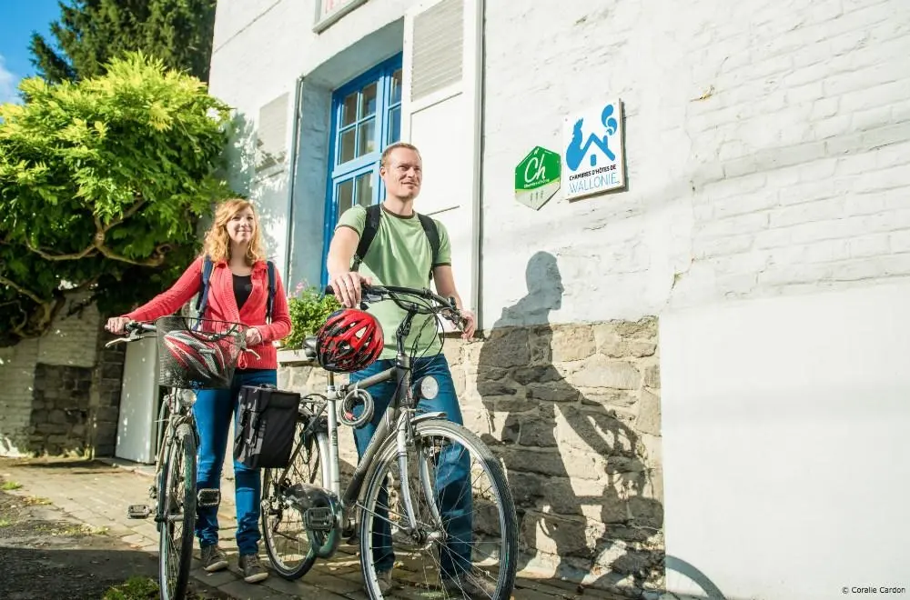 Cyclistes devant un gîte